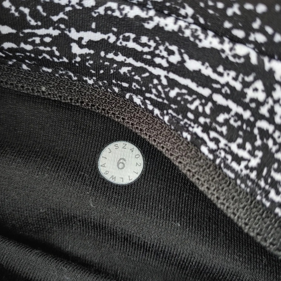 Lululemon Pace Perfect Crop Air Time White Black Women Size 6 - Picture 4 of 8
